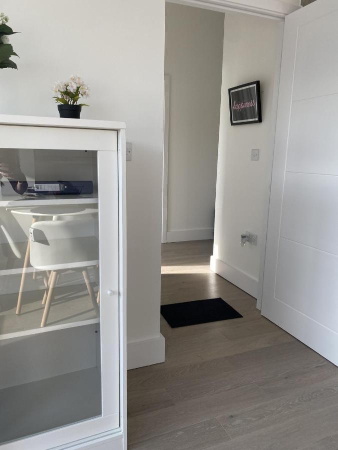 Central Location, Parking, Wi-Fi, Modern Apartment Milton Keynes Luaran gambar