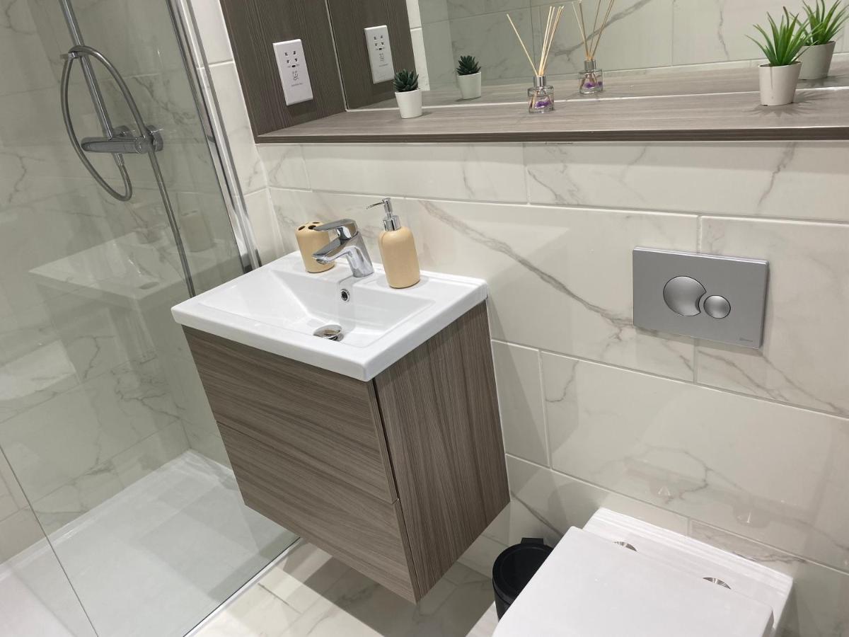 Central Location, Parking, Wi-Fi, Modern Apartment Milton Keynes Luaran gambar